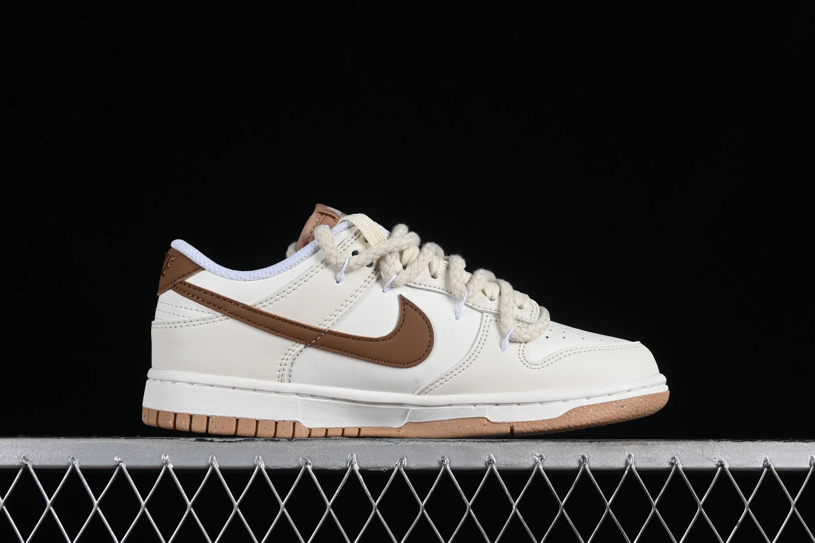 All Categories Nk SB Dunk Series Nk SB Dunk Low Low-top Sneakers Nk Dunk Low Next Nature "Hemp" Trick-or-treat Doll Soybean Milk Bear Maillard Simple and Versatile SB Strap Low-top Casual Sneakers DD1873-200